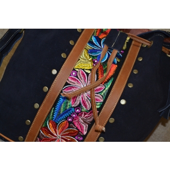 Torebka worek etno ze skóry granatowa z kwiatowym haftem .